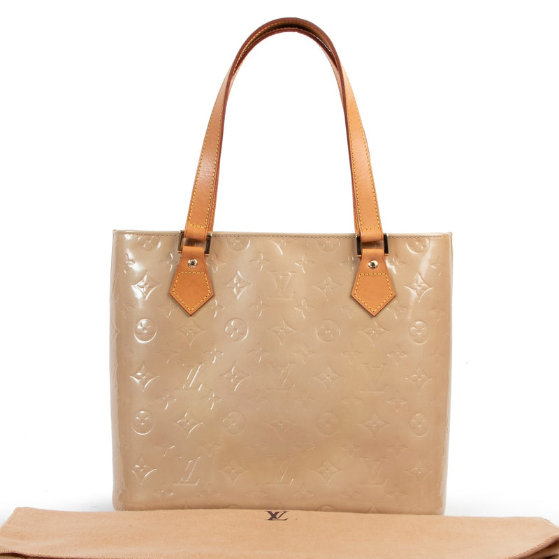 Buy and sell your designer bags at Labellov. Get this Louis Vuitton Vernis Monogram Houston Bag online or in store at Antwerp Verlatstraat