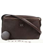 Achetez en ligne l'authentique sac à main Delvaux Macao en cuir brun.