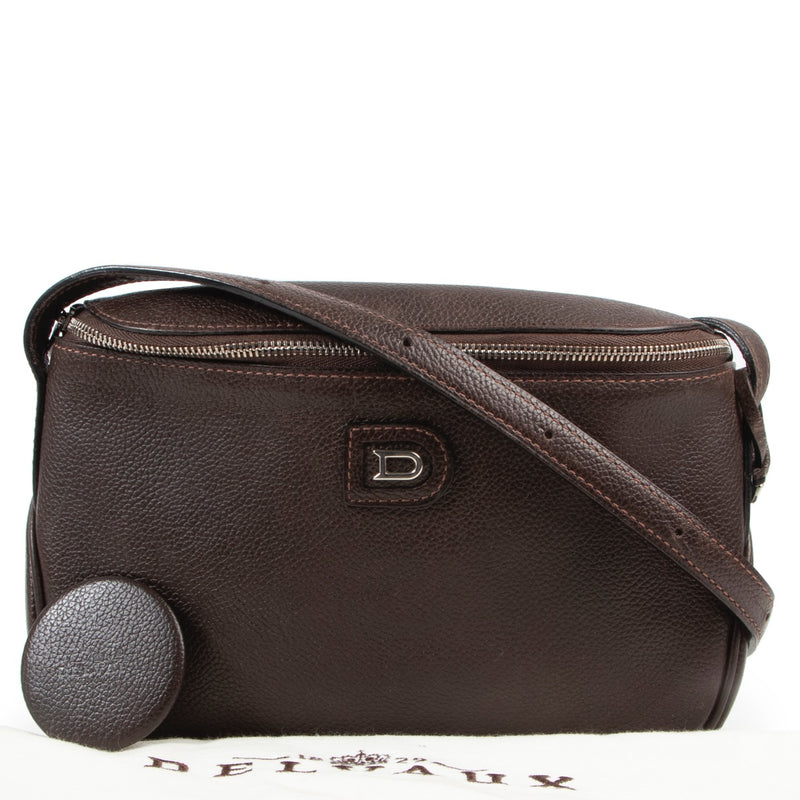 Achetez en ligne l'authentique sac à main Delvaux Macao en cuir brun.