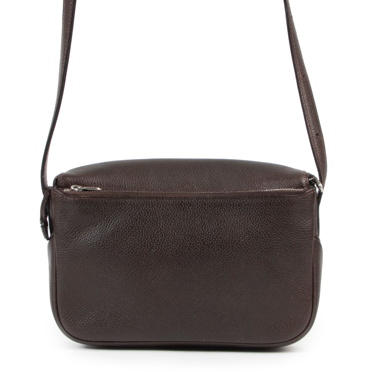 Achetez en ligne l'authentique sac à main Delvaux Macao en cuir brun.