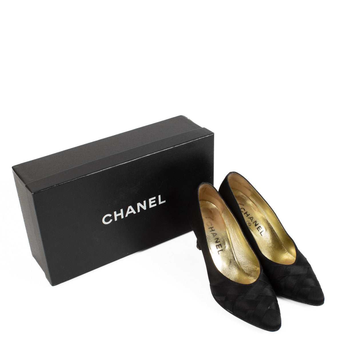 Chanel Black Satin Pumps - size 36.5 aan de beste prijs bij labellov tweedehands luxe in Antwerpen en Knokke.