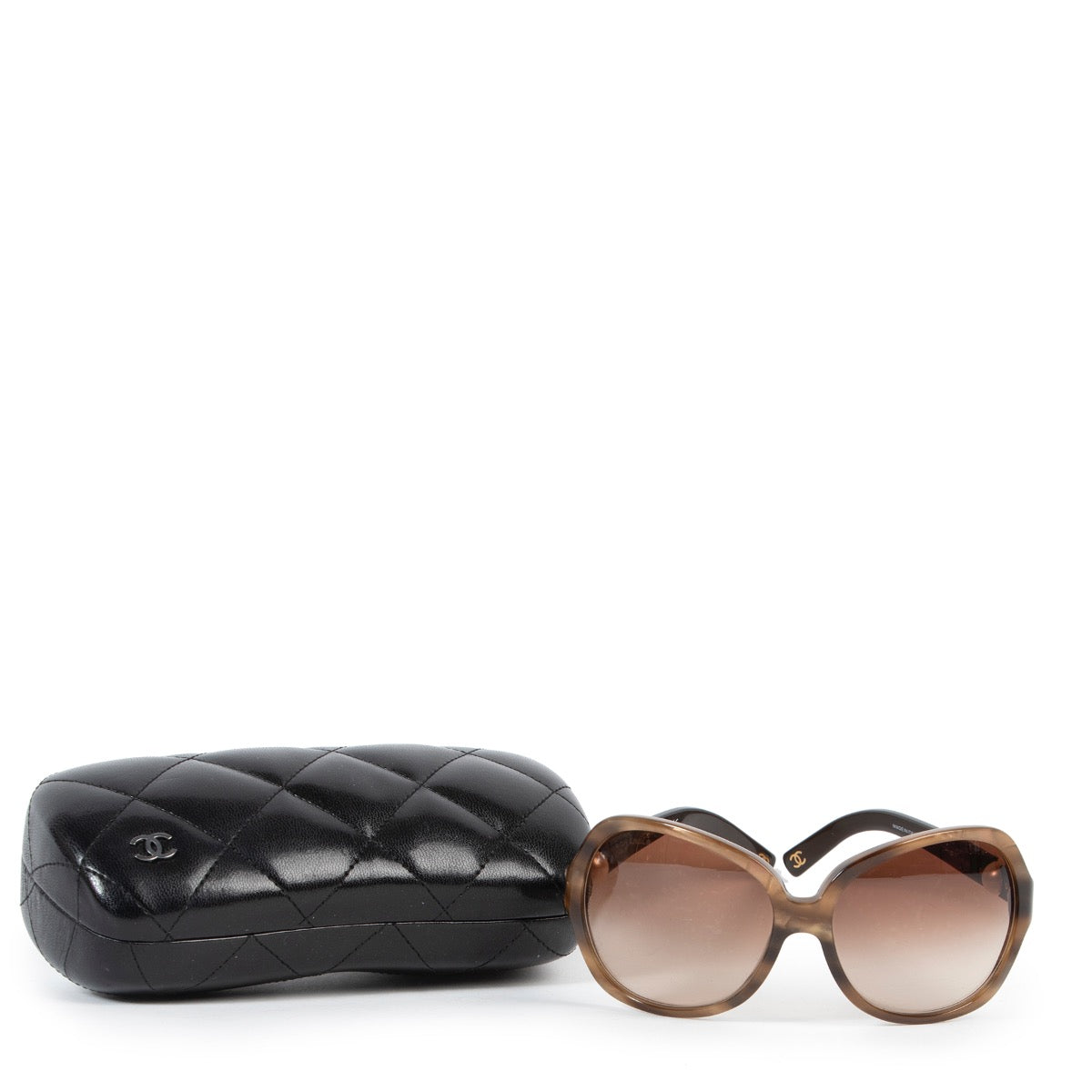Online kopen authentieke tweedehands bruine Chanel parel zonnebril.