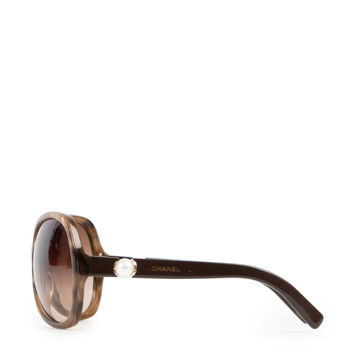 Achetez en ligne second main ces brunes lunettes perle Chanel.