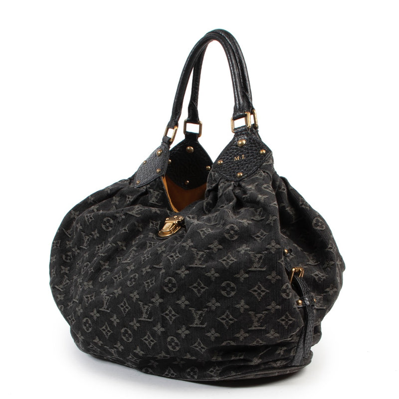 Online kopen van een authentieke tweedehands Louis Vuitton denim schouder handtas in zwart monogram jeans.