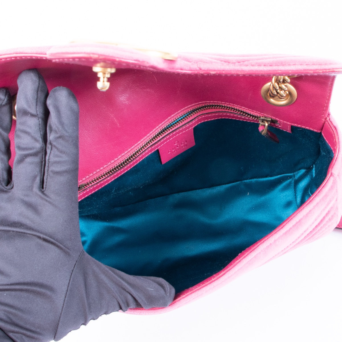 Shop safe online at Labellov in Antwerp this 100% authentic second hand Gucci Pink Velvet GG Small Marmont Crossbody