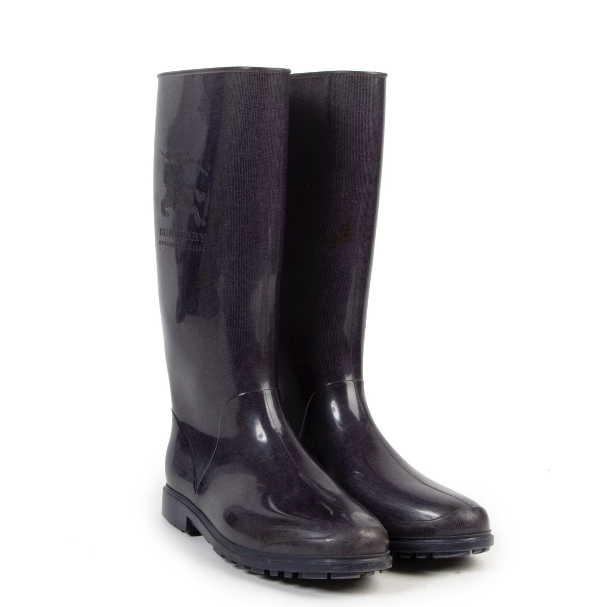 Burberry blauwe regenlaarzen tweedehands tegen de beste prijs Forget wet and cold feet, with these Burberry boots you will battle the rain in style. The rubber boots come in the iconic Burberry check print and have a classy red leather detail at t