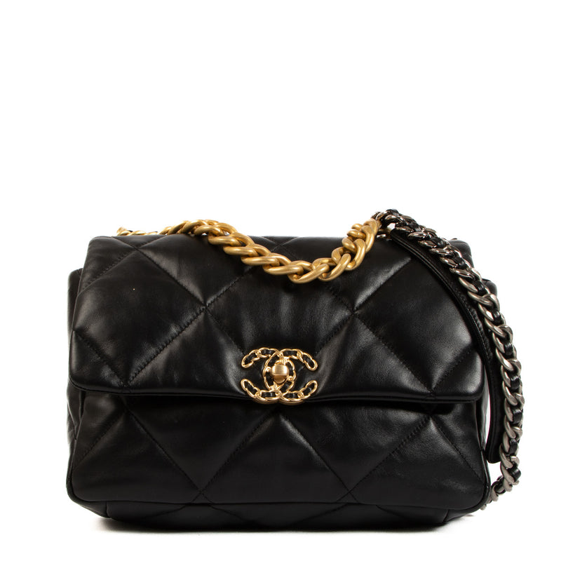 Bent u op zoek naar een authentieke designer tas van het merk Chanel? Koop en verkoop aan de beste prijs bij Labellov tweedehands luxe.