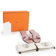 Buy and sell your authentic designer shoes such as these Hermès Pink Oran Sandals online or in store at Labellov secondhand luxury in Antwerp.