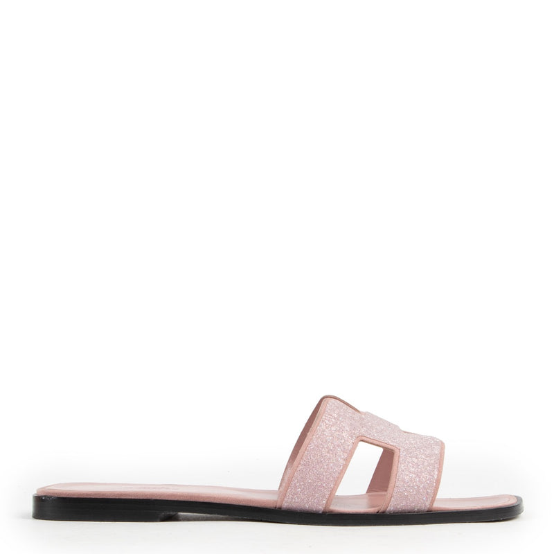 Buy and sell your authentic designer shoes such as these Hermès Pink Oran Sandals online or in store at Labellov secondhand luxury in Antwerp.