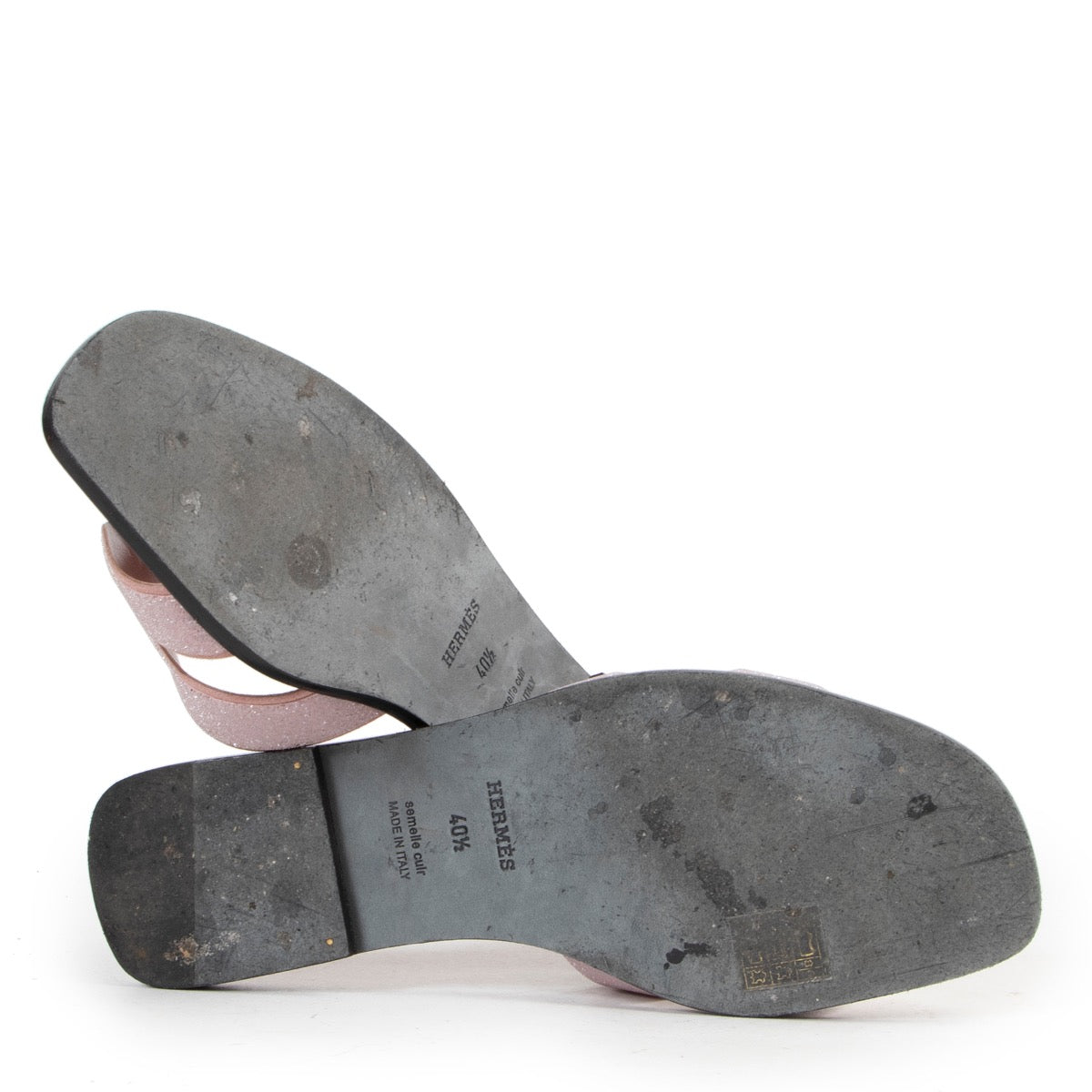 Buy and sell your authentic designer shoes such as these Hermès Pink Oran Sandals online or in store at Labellov secondhand luxury in Antwerp.