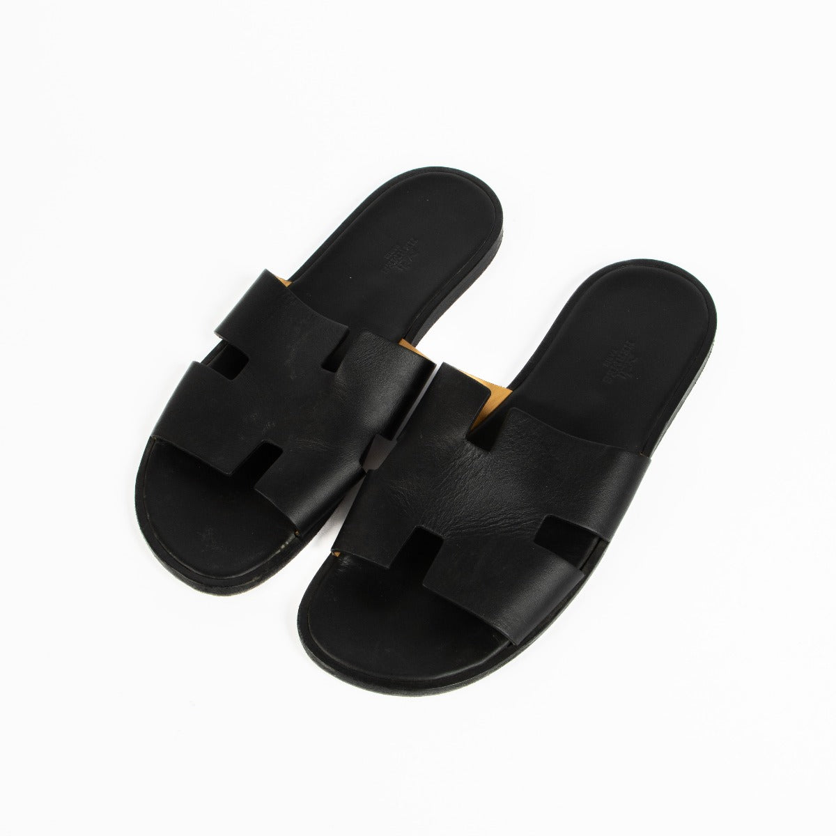 Authentic pre-loved Hermès Black Izmir Sandals - Size 44 on Labellov.com