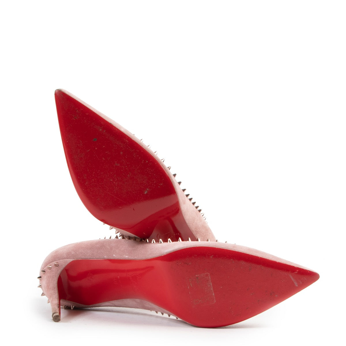 Achetez en ligne les authentiques escarpins Christian Louboutin en daim rose clouté anjalina en taille 40 en très bon état.
