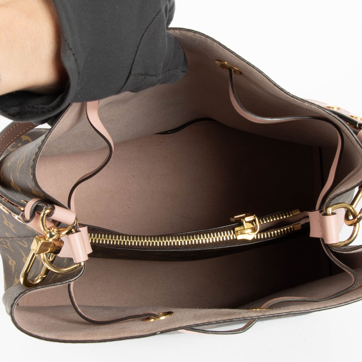 Shop this 100% authentic Louis Vuitton Monogram/Rose Poudre NeoNoe Shoulder Bag at Labellov.com