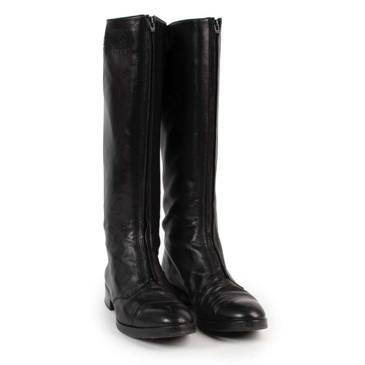 Achetez en ligne ces chaussures Chanel en cuir noir en taille 38,5 chez Labellov.com.