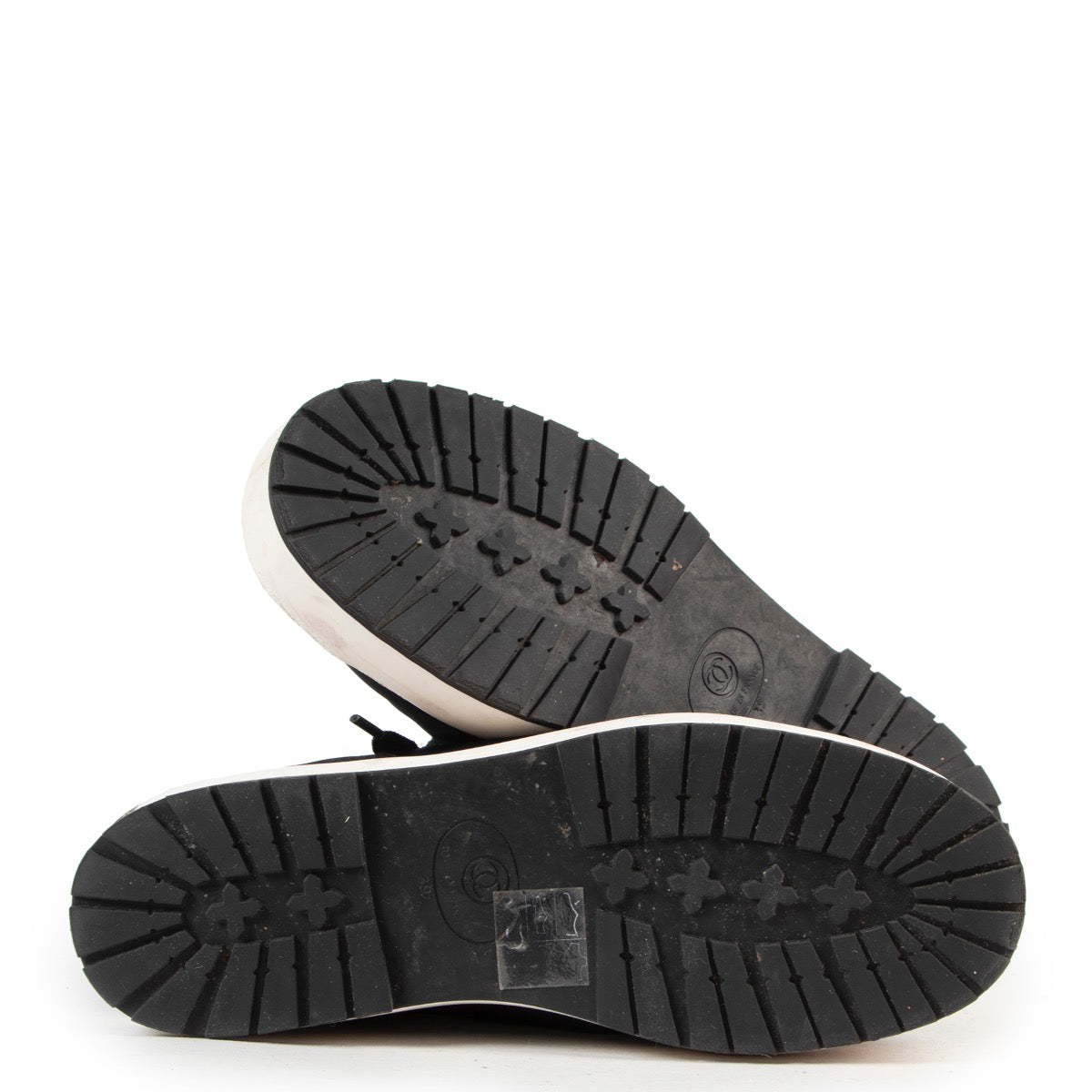 Achetez en ligne en tout sécurité ces chaussures Chanel noir en taille 39 chez Labellov.Com.