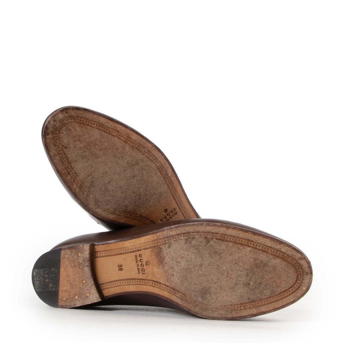 Achetez en ligne en toute sécurité ce chaussures Gucci Horsebit loafers in cuir brune chez Labellov.com.
