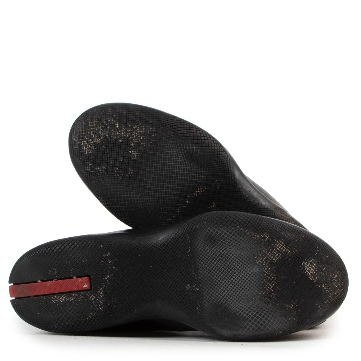 Achetez en ligne second main ces chaussures Prada en cuir noir en taille 38 chez Labellov.Com.