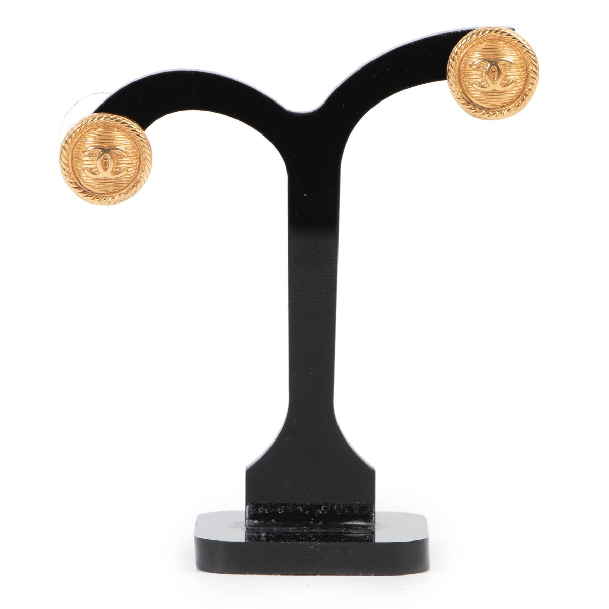 Shop online authentic Chanel gold earrings at the right price.