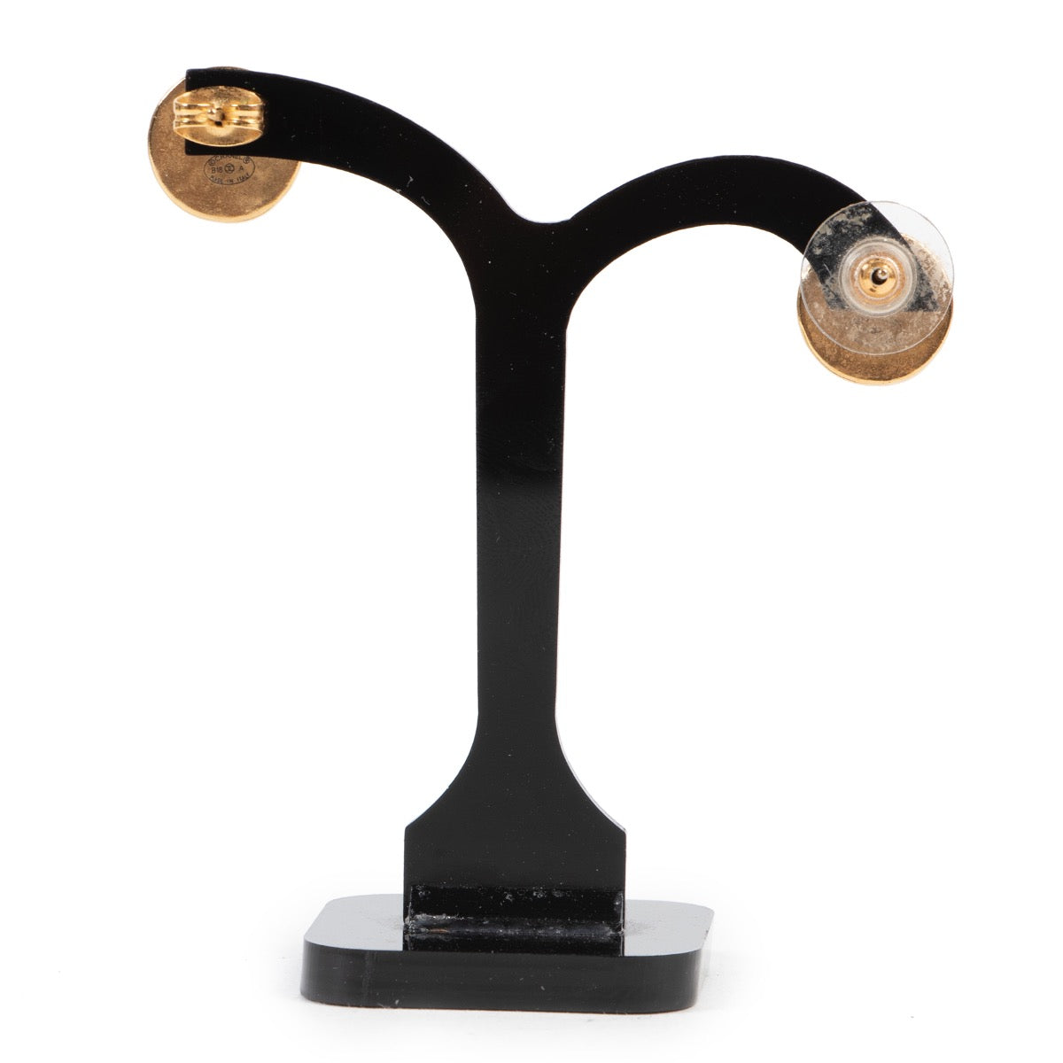 Achetez en ligne des boucles d'oreilles Chanel or au juste prix.
