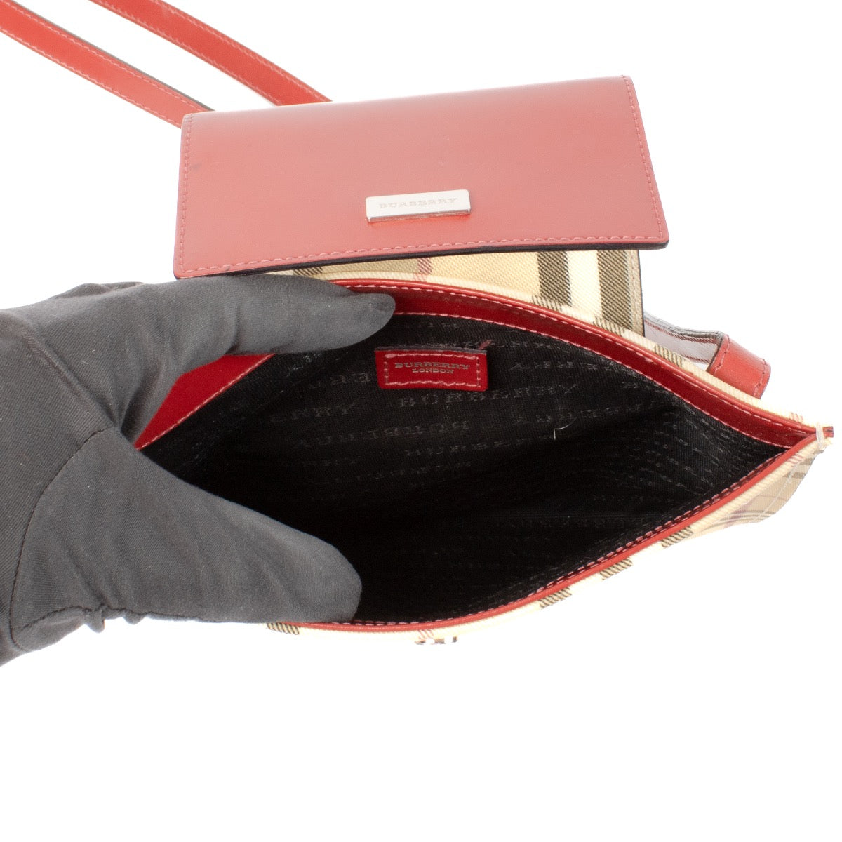 Shop safe online at Labellov in Antwerp, Brussels and Knokke this 100% authentic second hand Burberry Check Crossbody Bag