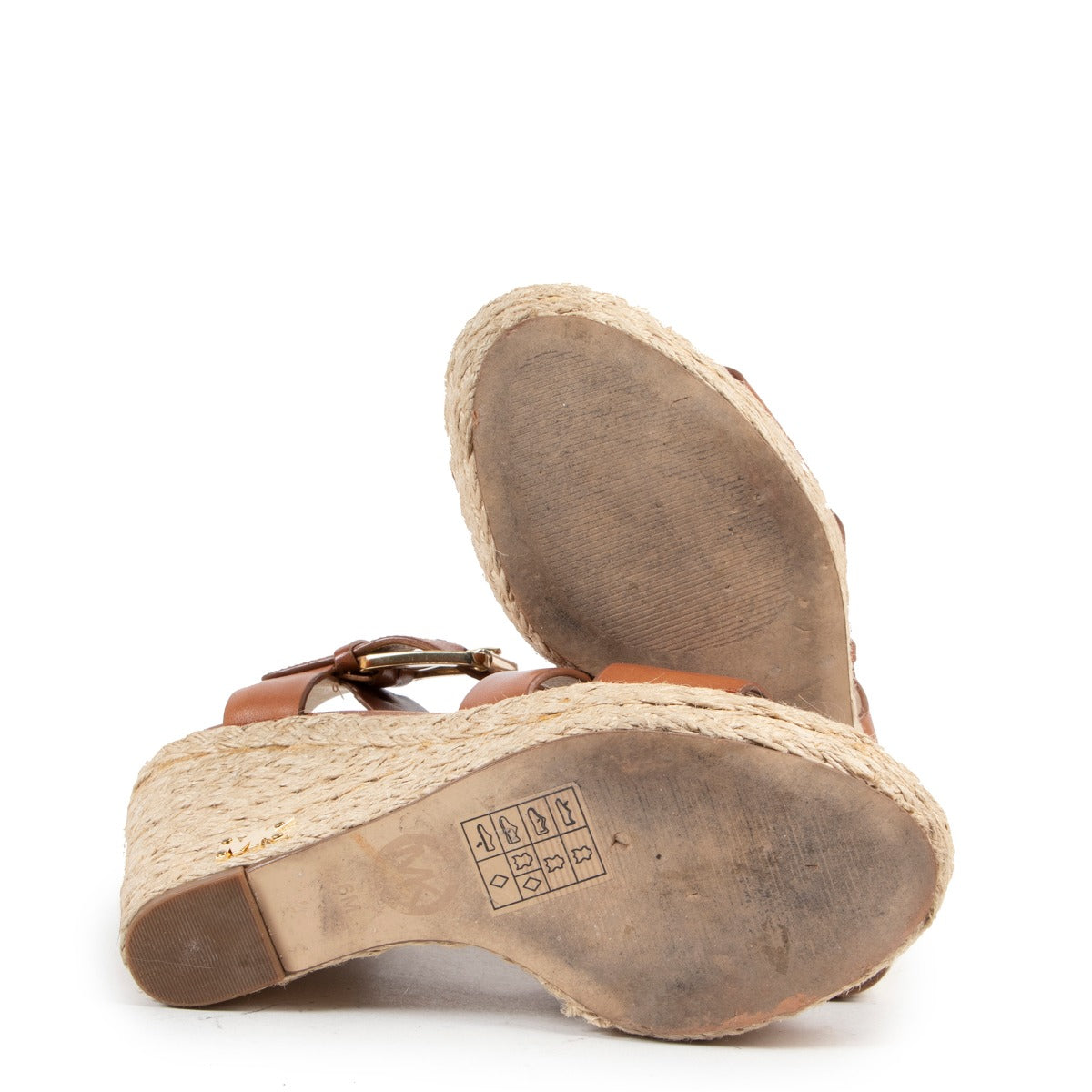 Buy authentic secondhand designer shoes at Labellov vintage fashion webshop for the lowest price. Koop authentieke tweedehands designer schoenen zoals deze Michael Kors Giovanna Wedge Luggage bij Labellov vintage mode webshop aan de laagste prijs.