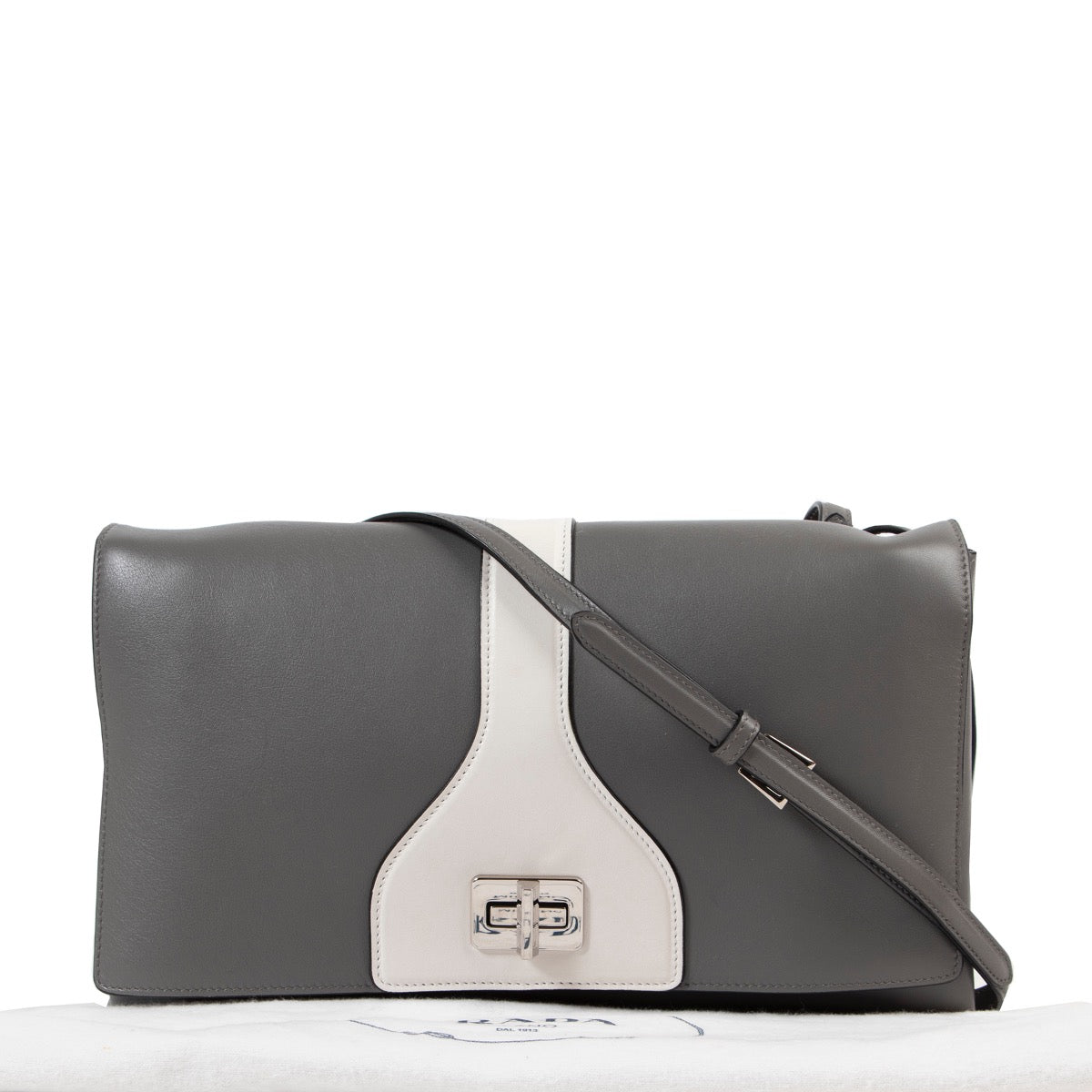 Achetez en ligne en toute sécurité ce sac Prada gris chez Labellov.com.