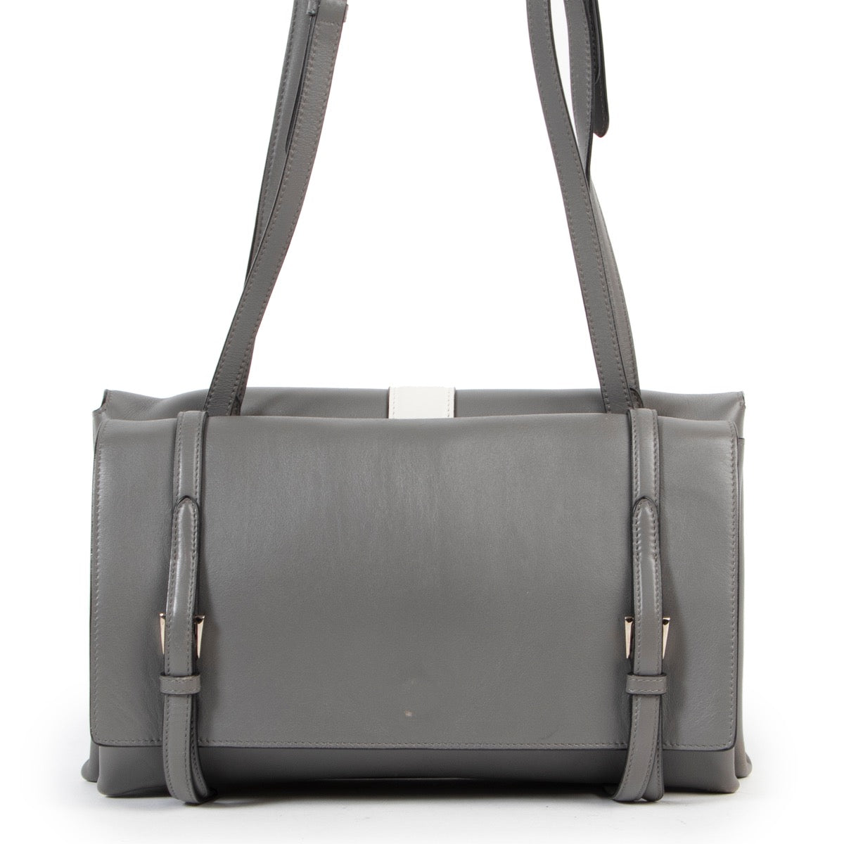 Achetez en ligne en toute sécurité ce sac Prada gris chez Labellov.com.