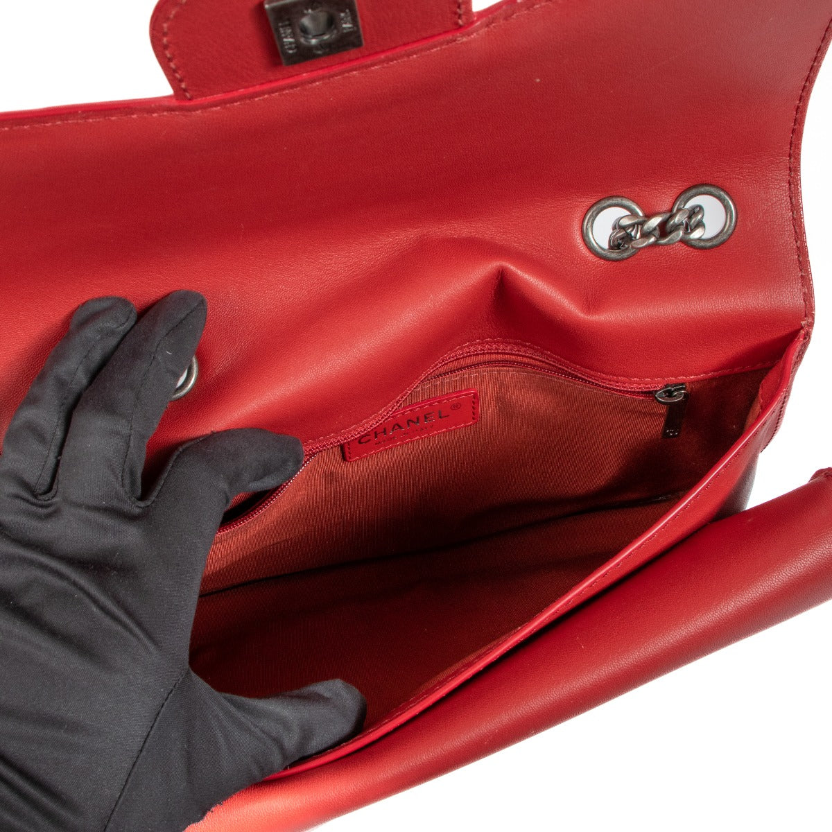Sac à rabat classique grand format en chèvre rouge Chanel
