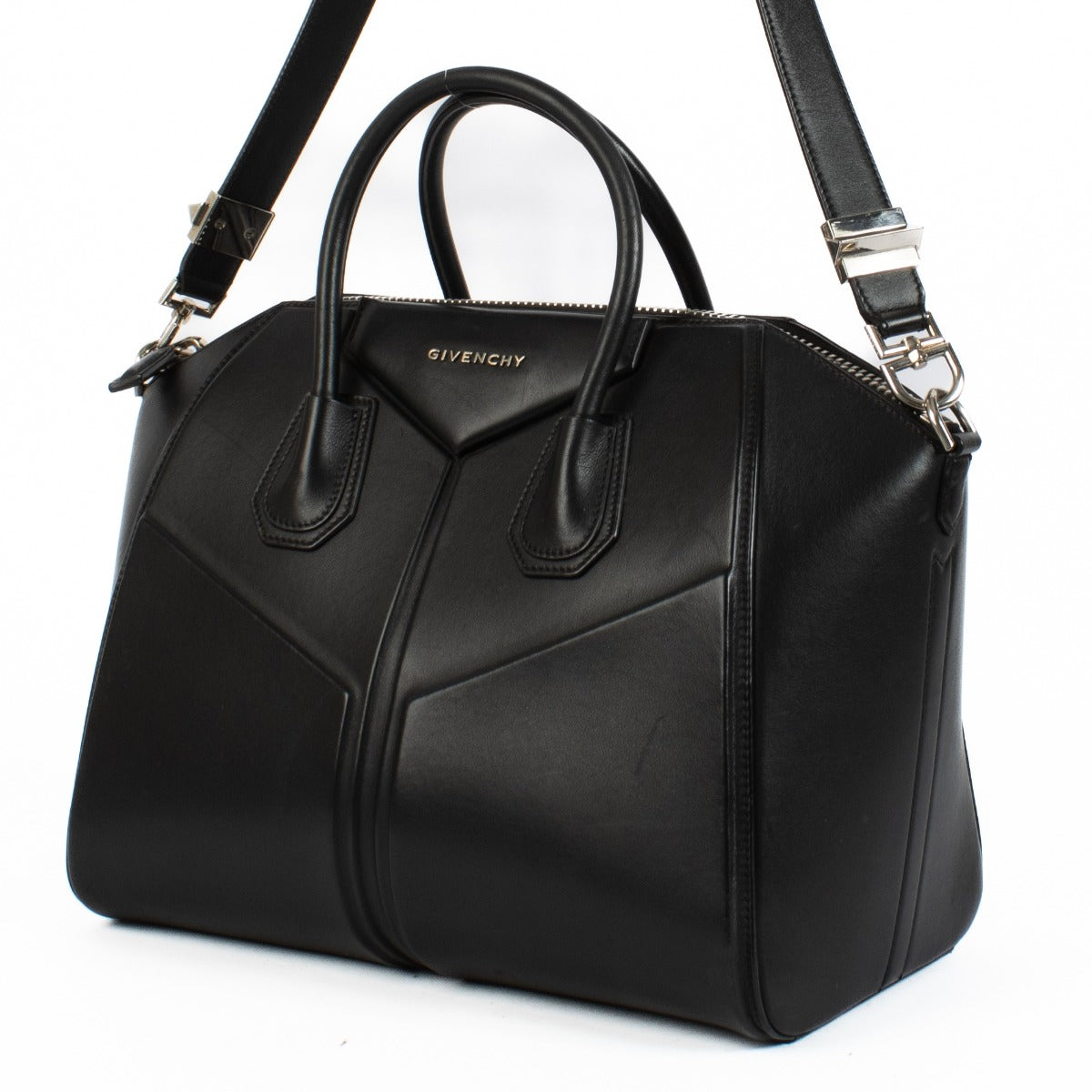 Shop safe online at Labellov in Antwerp, Brussels and Knokke this 100% authentic second hand Givenchy Black Leather Medium Antigona Bag