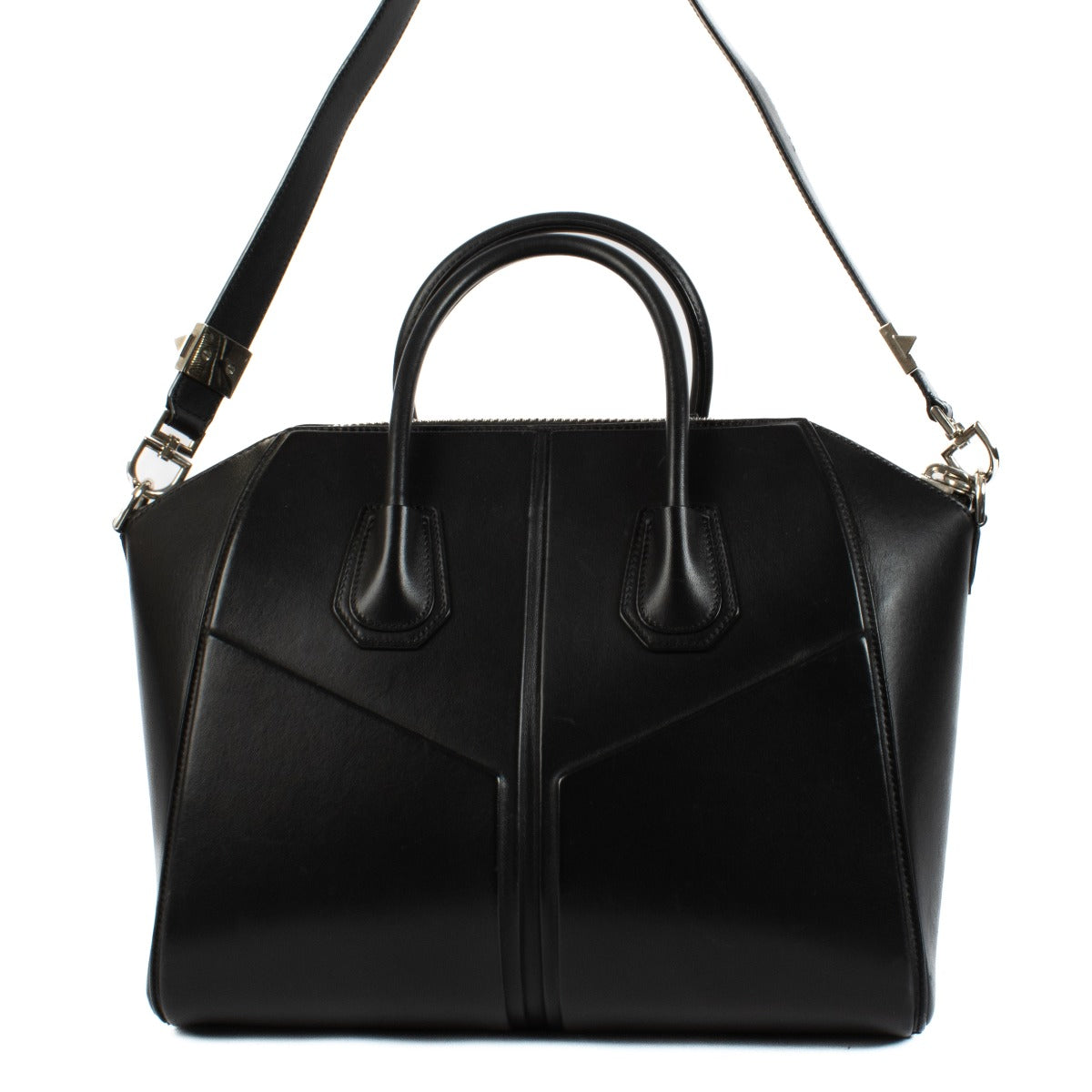Shop safe online at Labellov in Antwerp, Brussels and Knokke this 100% authentic second hand Givenchy Black Leather Medium Antigona Bag