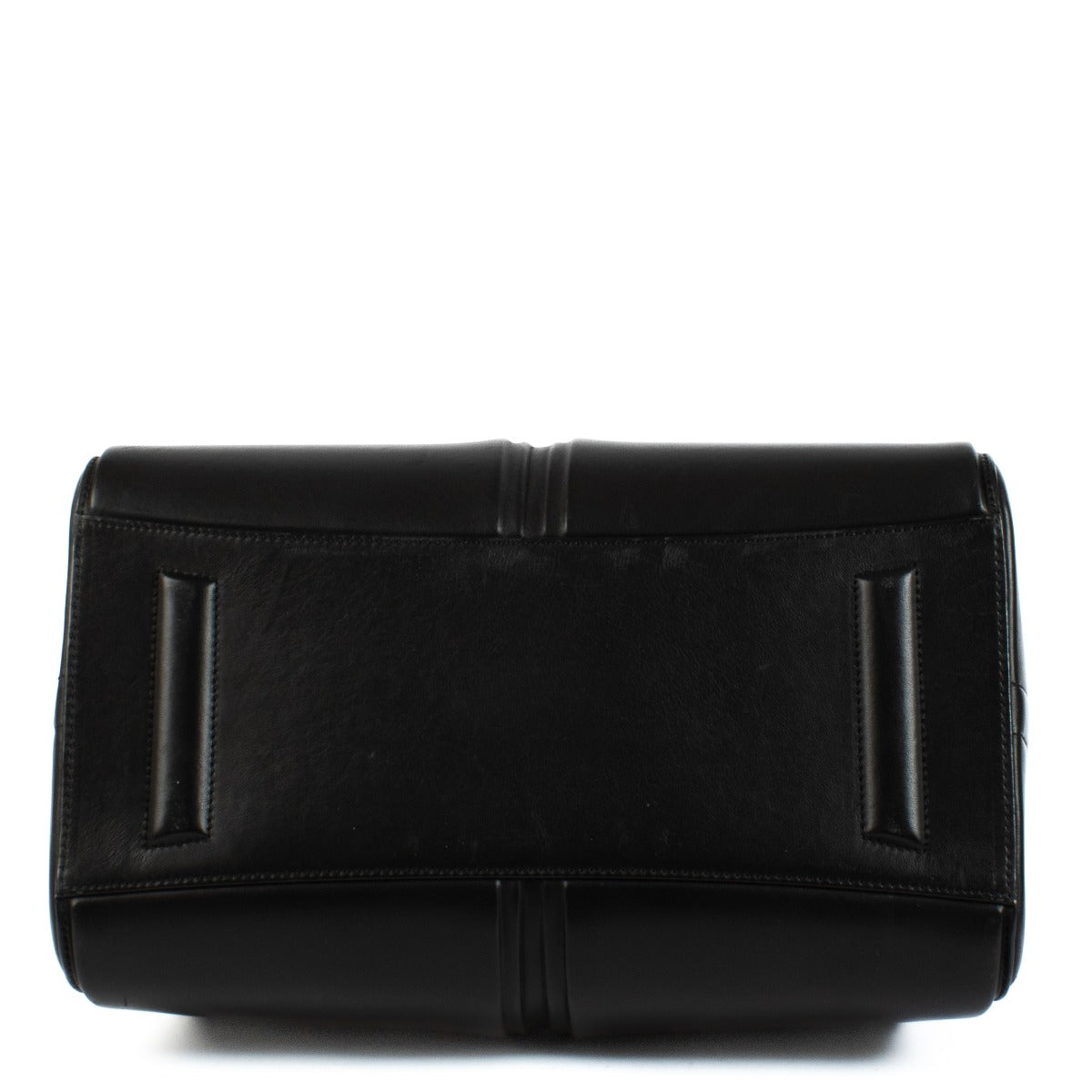 Shop safe online at Labellov in Antwerp, Brussels and Knokke this 100% authentic second hand Givenchy Black Leather Medium Antigona Bag
