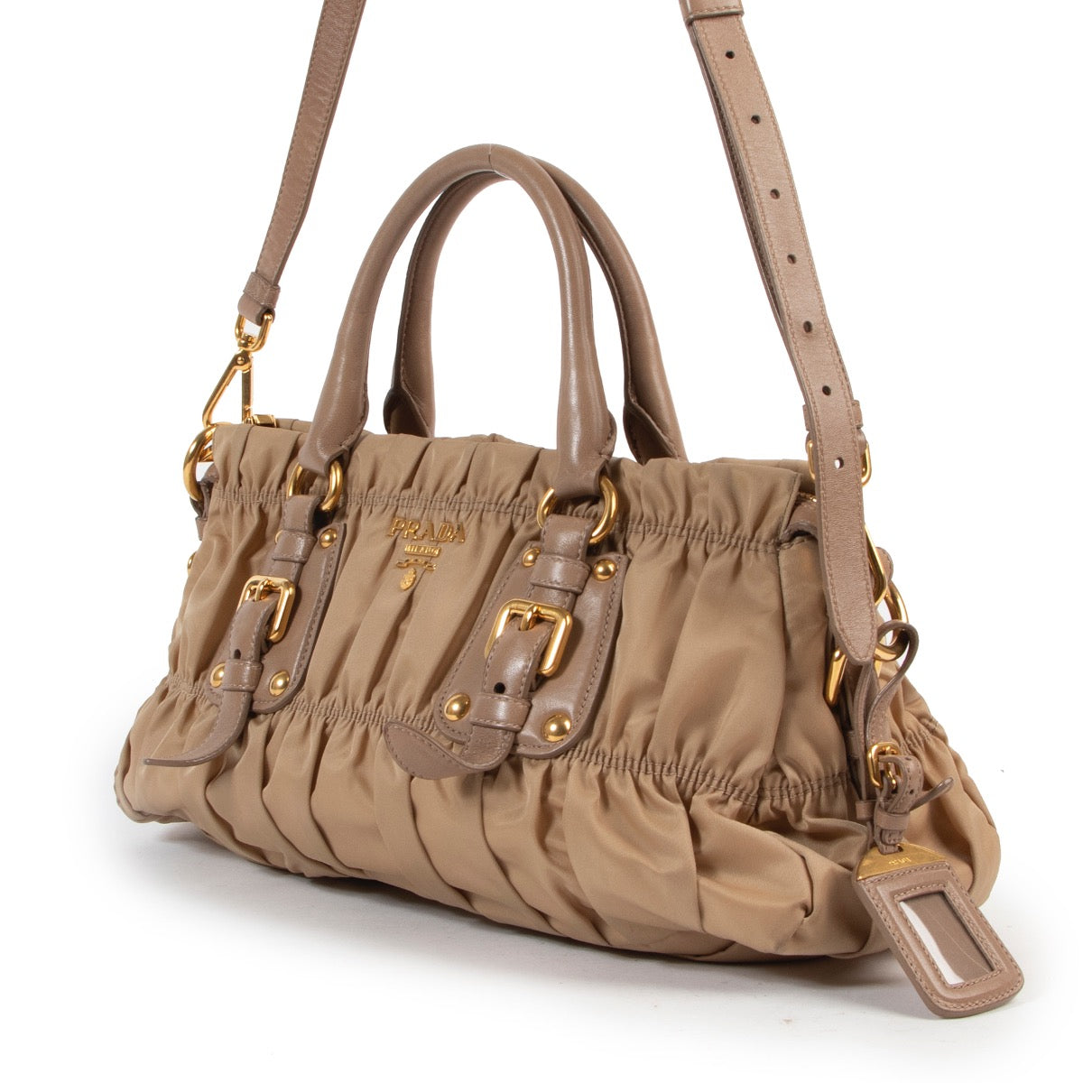 Veilig online kopen van authentieke tweedehands beige Prada nylon handtas bij Labellov.com.