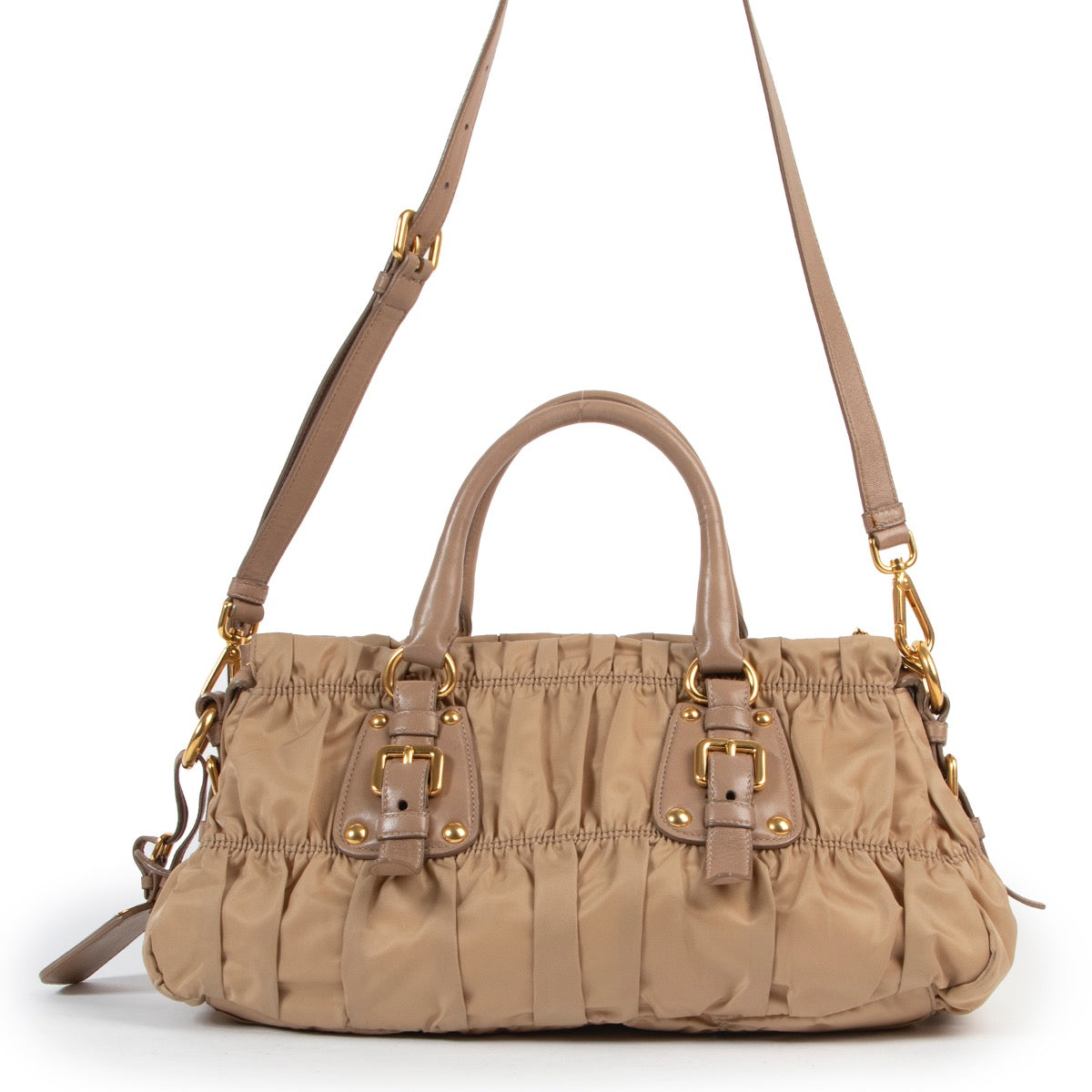 Achetez en ligne en toute sécurité ce sac Prada beige nylon chez Labellov.com.