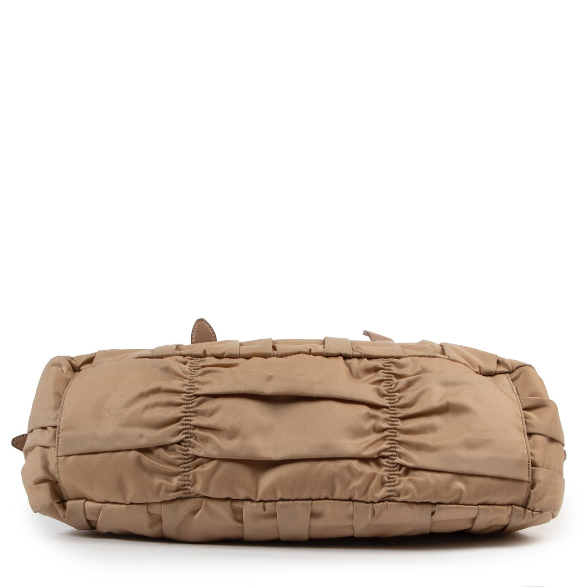 Veilig online kopen van authentieke tweedehands beige Prada nylon handtas bij Labellov.com.