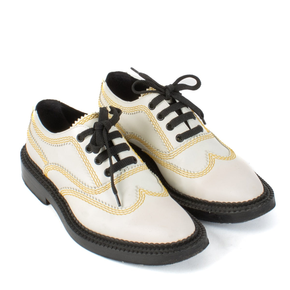 Shop safe online at Labellov in Antwerp, Brussels and Knokke this 100% authentic second hand Burberry White Leather Oxford Shoes - Size 37,5