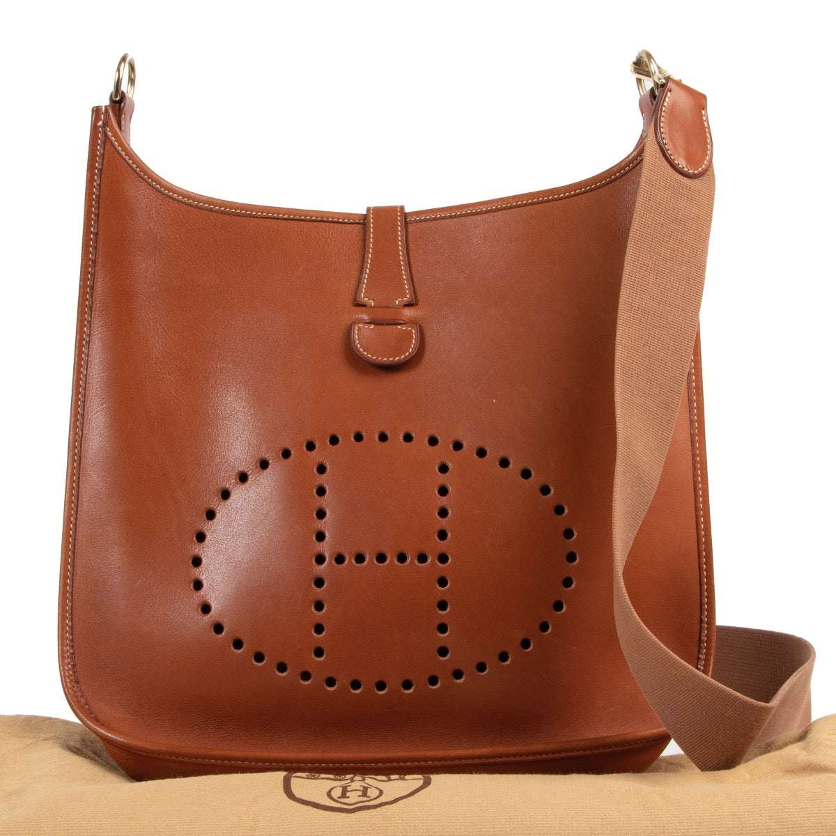 Shop this Hermès Evelyne Brown Bag online or in store at Labellov Antwerp for a reasonable price. This Hermès Evelyne Brown Bag is in very good condition available.