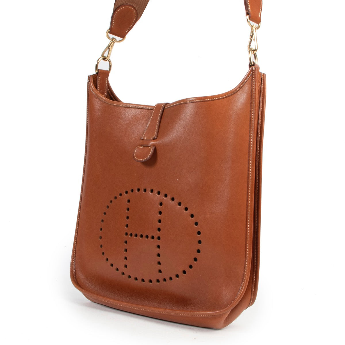 Shop this Hermès Evelyne Brown Bag online or in store at Labellov Antwerp for a reasonable price. This Hermès Evelyne Brown Bag is in very good condition available.