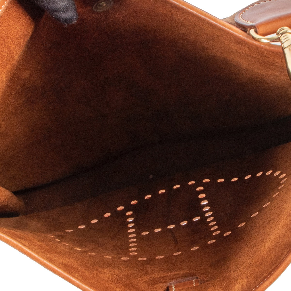Shop this Hermès Evelyne Brown Bag online or in store at Labellov Antwerp for a reasonable price. This Hermès Evelyne Brown Bag is in very good condition available.