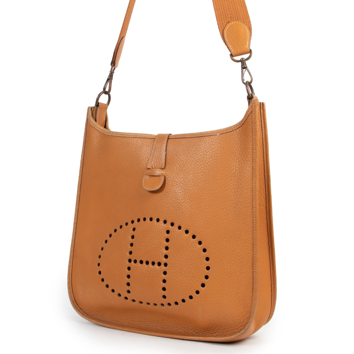 Shop safe online 100% authentic second hand Hermès Cognac Evelyne 33 Bag in very good condition at the right price at Labellov in Antwerp.