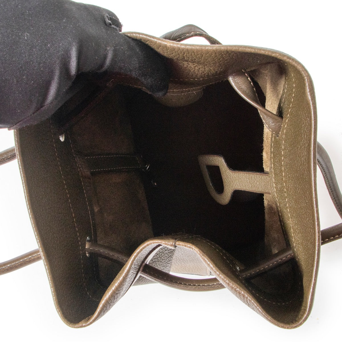 Shop safe online 100% authentic second hand Delvaux Green Bucket Bag in good preloved condition at the right price at Labellov in Antwerp.