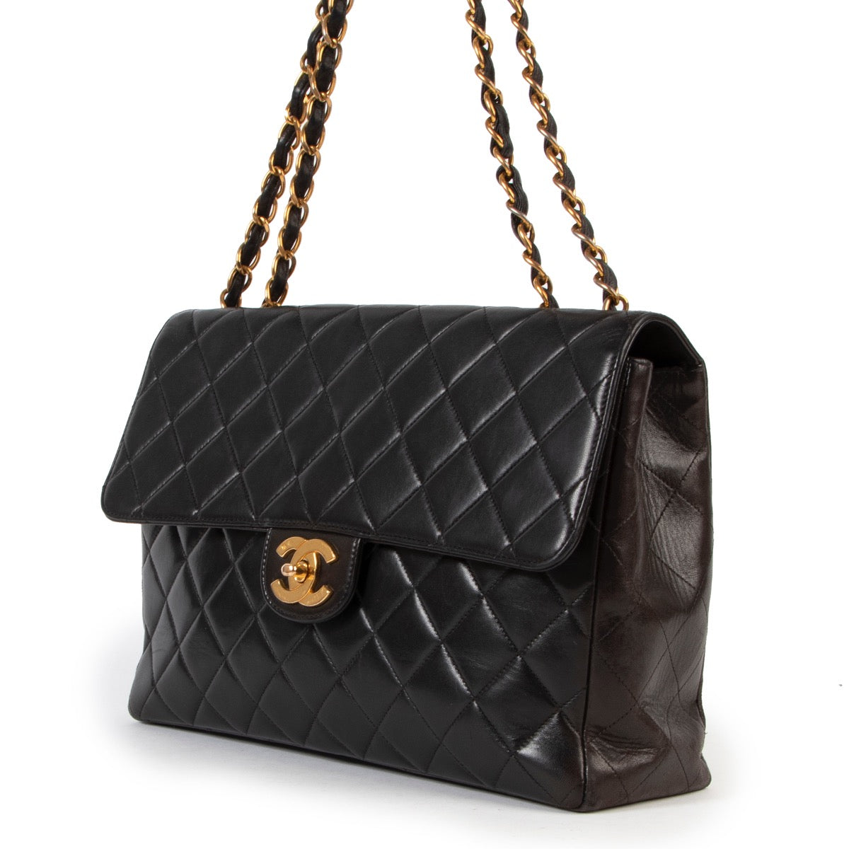 Achetez en ligne en toute sécurité ce sac Chanel classic flap bag noir chez Labellov.com.
