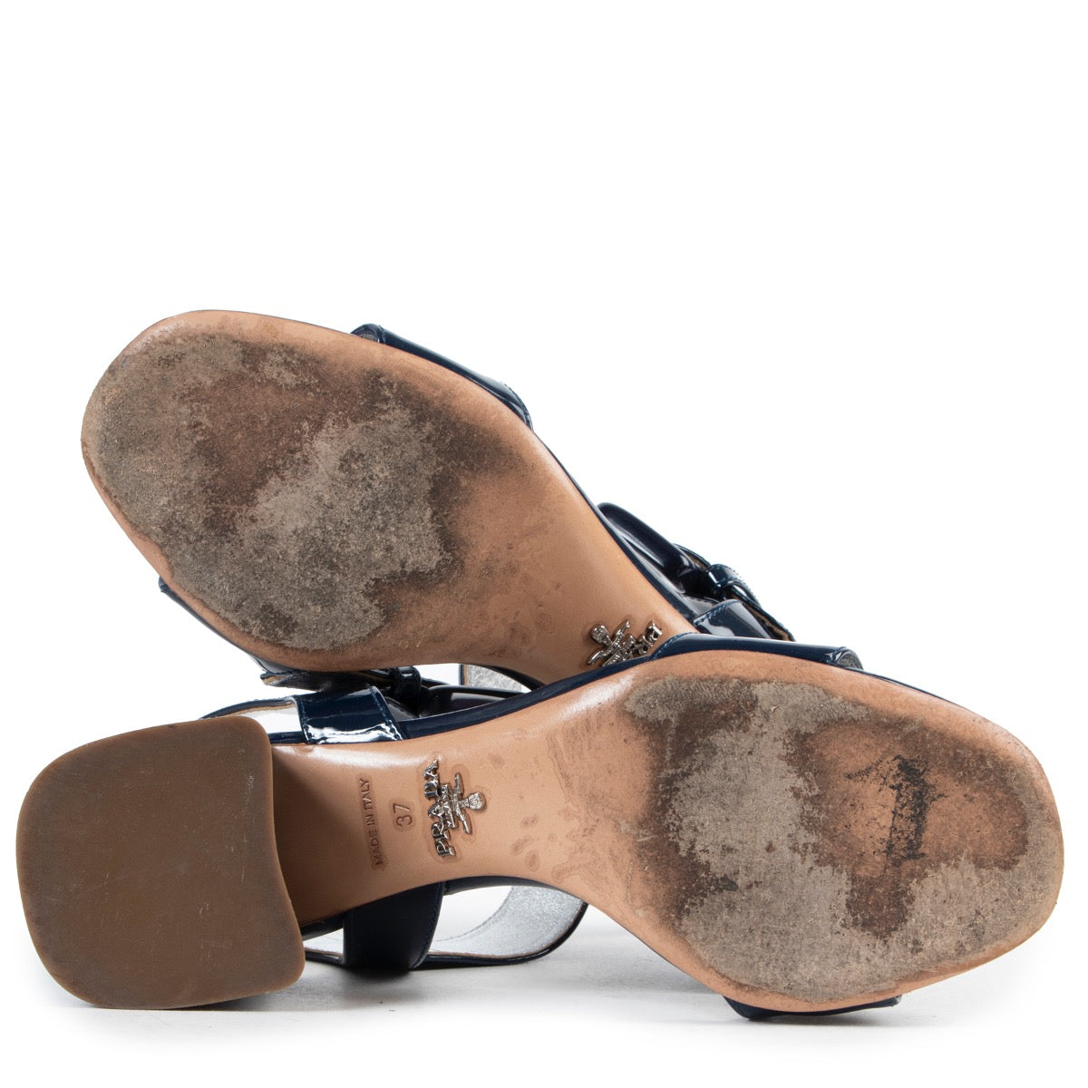 Achetez en ligne second main ces chaussures Prada blue en taille 37 chez Labellov.com.
