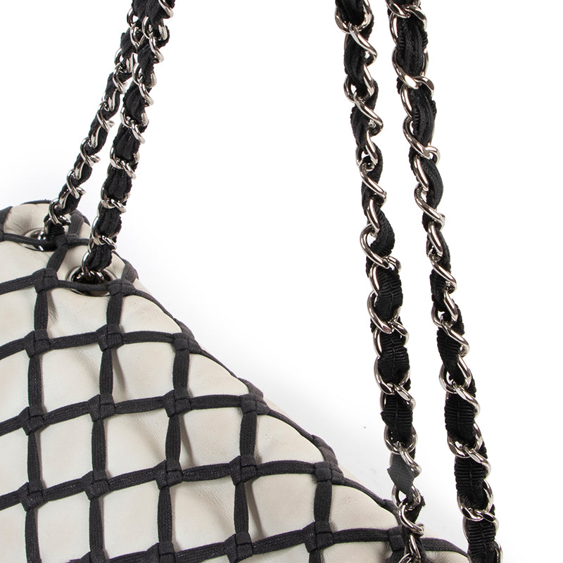 koop veilig online jou tweedehands Chanel Black And White Limited Classic Flap Bag