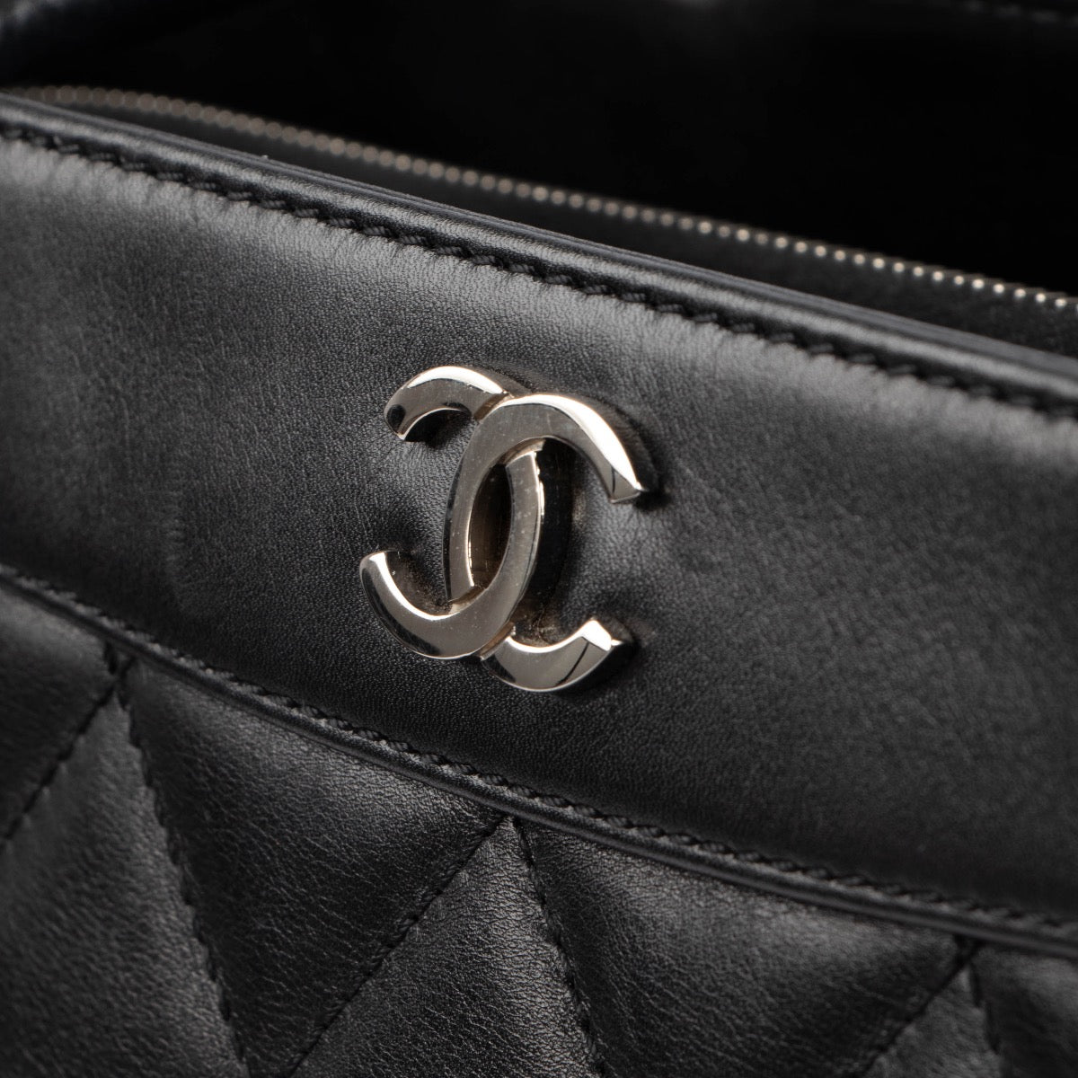 Shop this authentic second hand Chanel Black Guilted Leather Tote Bag on Labellov.com