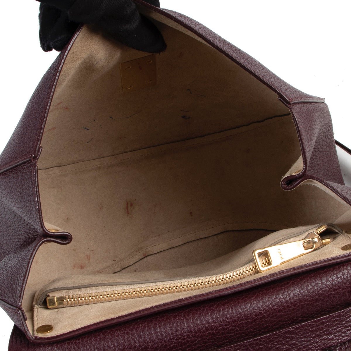 Shop and sell your bags at Labellov for a reasonable price. Find for example this Chloé Burgundy Crossbody Bag in store or online.