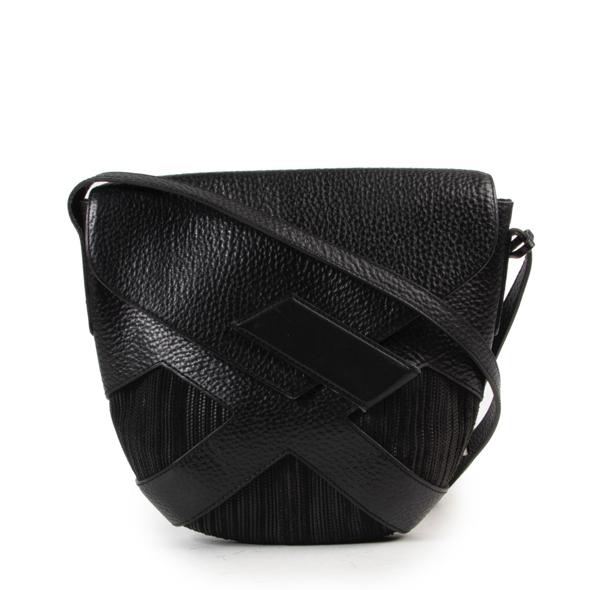 Shop safe online the Delvaux Black Shoulder Bag for the best price. Shop safe online your secondhand Delvaux Black Shoulder Bag