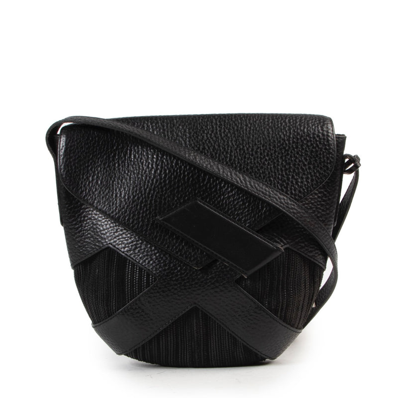 Shop safe online the Delvaux Black Shoulder Bag for the best price. Shop safe online your secondhand Delvaux Black Shoulder Bag
