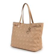 Achetez en ligne second main ce sac Christian Dior crème lady dior shopper.