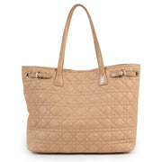 Achetez en ligne second main ce sac Christian Dior crème lady dior shopper.