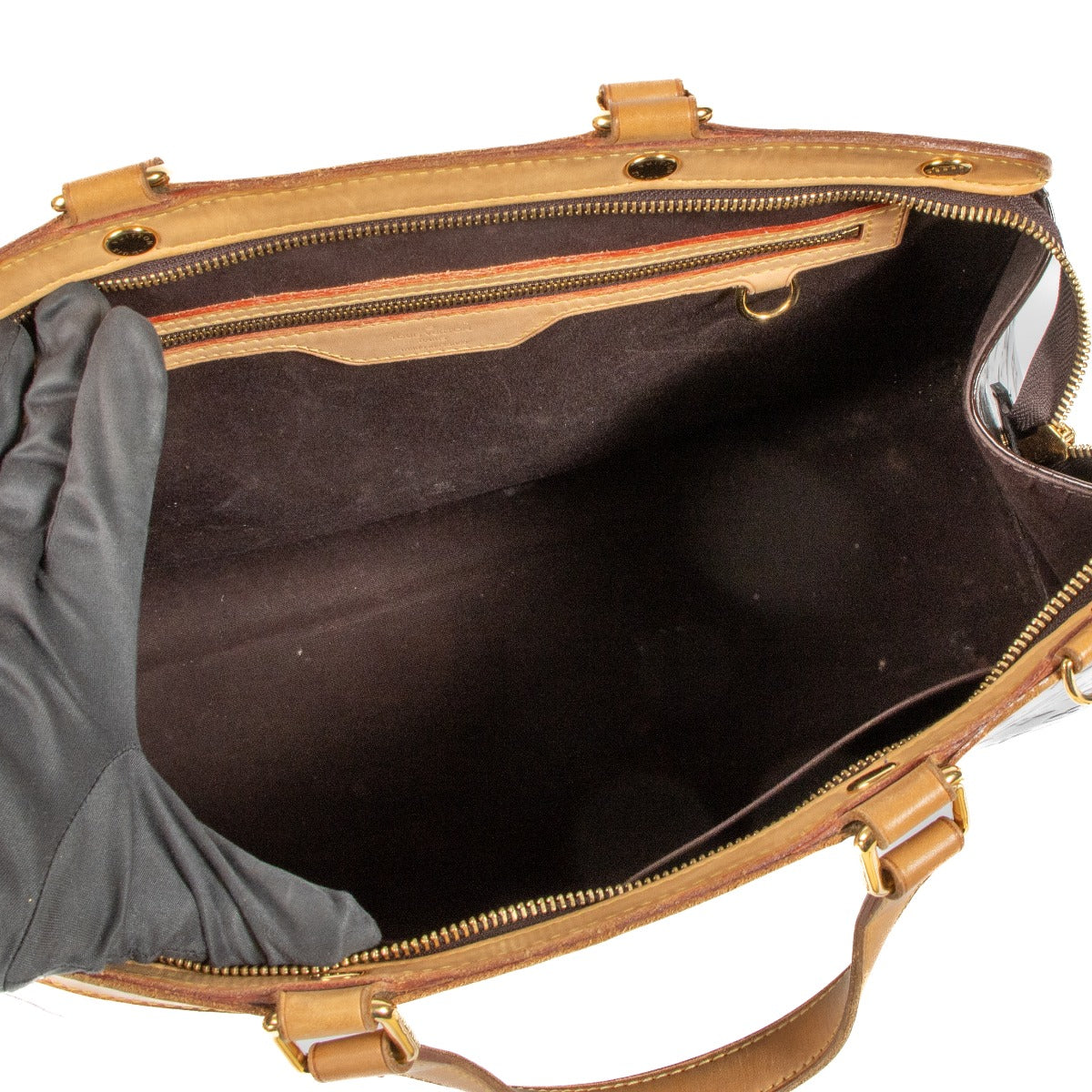 Buy this authentic second-hand vintage Louis Vuitton Amarante Monogram Vernis Brea MM Tote Bag at online webshop LabelLOV. Safe and secure shopping. Koop deze authentieke tweedehands vintage Louis
